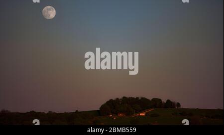 Full Flower Super Moon Rising over Wirksworth, Derbyshire Dales, Peak District, Royaume-Uni SafeMoon Banque D'Images