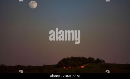 Full Flower Super Moon Rising over Wirksworth, Derbyshire Dales, Peak District, Royaume-Uni SafeMoon Banque D'Images