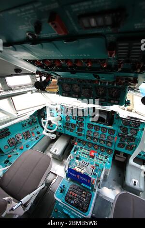 Vue intérieure du cockpit d'un ancien avion de ligne à longue portée Ilyushin il-62 « Classic », à corps étroit, au musée de l'aviation d'État de Zhulyany en Ukraine Banque D'Images