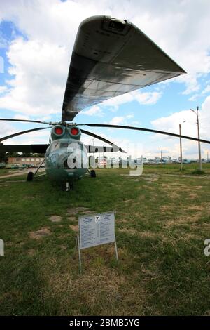 Vue de face d'un hélicoptère de grande hauteur Mil mi-6 « Hook » avec peinture militaire verte au musée de l'aviation d'État de Zhulyany en Ukraine Banque D'Images