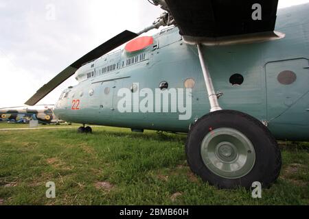 Vue extérieure d'un hélicoptère de grande hauteur Mil mi-6 « Hook » avec peinture militaire verte au musée de l'aviation d'État de Zhulyany en Ukraine Banque D'Images