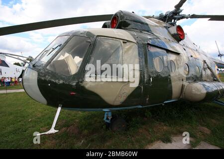 Vue extérieure d'un hélicoptère de transport « Hip » Mil mi-8 avec peinture militaire camouflage au Musée de l'aviation d'État de Zhulyany en Ukraine Banque D'Images