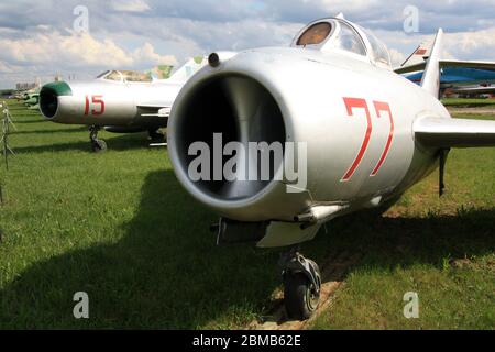 Vue de face d'un avion de chasse à haute sous-sol Mikoyan-Gurevich MIG-17 'Fresco' au Musée de l'aviation d'État de Zhulyany en Ukraine Banque D'Images