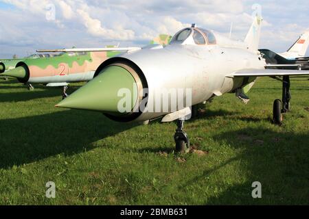 Vue de face d'un avion de chasse et d'intercepteur supersonique Mikoyan-Gurevich MIG-21 au musée de l'aviation d'État de Zhulyany en Ukraine Banque D'Images