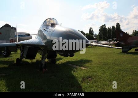 Vue de face d'un avion de chasse à deux moteurs Mikoyan MIG-29 « Fulcrum » au musée ukrainien de l'aviation de l'État de Zhulyany Banque D'Images