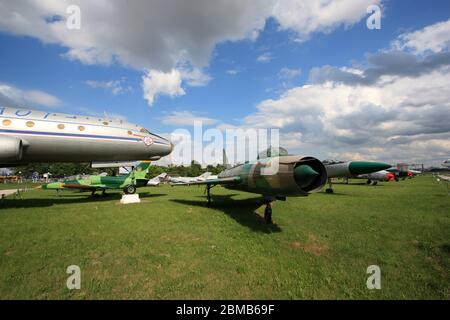 Vue sur un chasseur supersonique Sukhoi su-7 'Fitter-A' à côté d'un avion de ligne Aeroflot Tupolev Tu-104 au Musée de l'aviation d'État de Zhulyany en Ukraine Banque D'Images