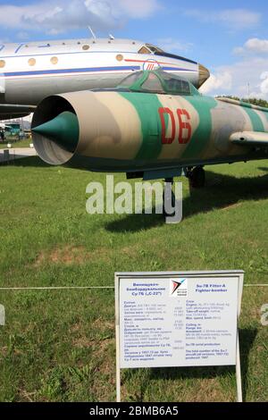 Vue sur un chasseur supersonique Sukhoi su-7 'Fitter-A' à côté d'un avion de ligne Aeroflot Tupolev Tu-104 au Musée de l'aviation d'État de Zhulyany en Ukraine Banque D'Images