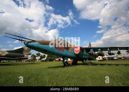 Vue extérieure d'un soute aérien et d'un avion d'attaque au sol Sukhoi su-25 'Grach' ou 'Frogfoot' au Musée de l'aviation d'État de Zhulyany en Ukraine Banque D'Images