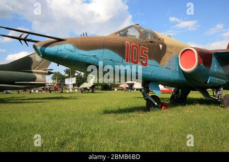 Vue extérieure d'un soute aérien et d'un avion d'attaque au sol Sukhoi su-25 'Grach' ou 'Frogfoot' au Musée de l'aviation d'État de Zhulyany en Ukraine Banque D'Images