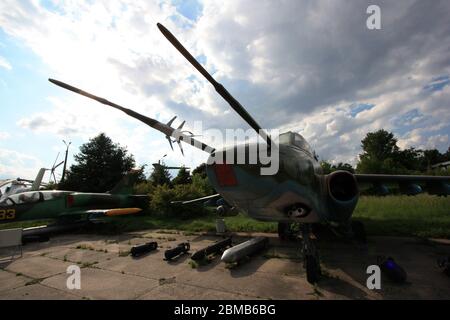 Vue extérieure d'un soute aérien et d'un avion d'attaque au sol Sukhoi su-25 'Grach' ou 'Frogfoot' au Musée de l'aviation d'État de Zhulyany en Ukraine Banque D'Images