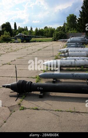 Vue d'une sélection d'armes soviétiques - et d'un Sukhoi su-25 'Grach' ou 'Frogfoot' en arrière-plan - au Musée de l'aviation d'État de Zhulyany d'Ukraine Banque D'Images