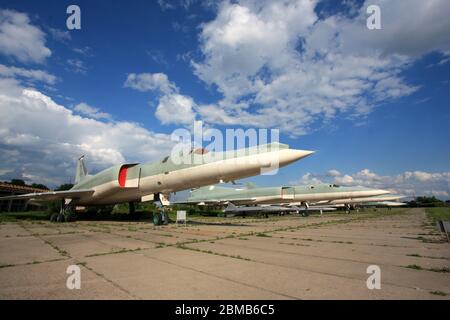 Vue extérieure d'un bombardier à longue portée stratégique et maritime de Tupolev Tu-22M au musée de l'aviation d'État de Zhulyany Ukraine Banque D'Images