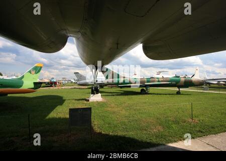 Vue d'un avion soviétique Tupolev Tu-104 'Camel' twinjet à corps étroit de moyenne portée, propulsé par un turbojet, au Musée de l'aviation d'État de Zhulyany en Ukraine Banque D'Images