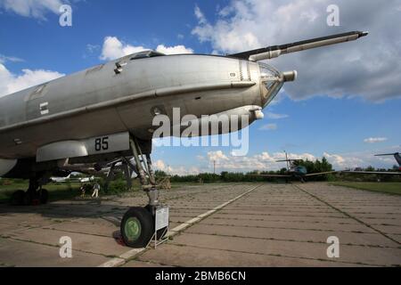 Vue extérieure d'un avion de reconnaissance maritime et de guerre anti-sous-marin Tupolev Tu-142 au Musée de l'aviation d'État de Zhulyany en Ukraine Banque D'Images