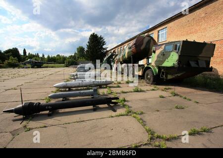 Vue d'une sélection d'armes soviétiques - et d'un Sukhoi su-25 'Grach' ou 'Frogfoot' en arrière-plan - au Musée de l'aviation d'État de Zhulyany d'Ukraine Banque D'Images