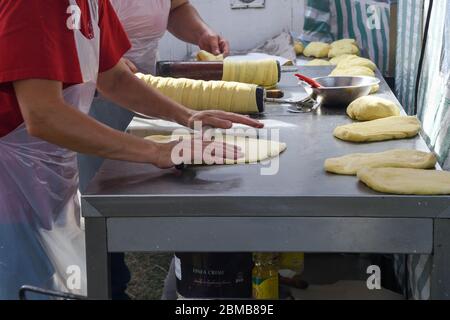 Kurtos kalacs ou des gâteaux de cheminée, la préparation de la cuisine sur le charbon de bois, la rue de cuisine traditionnelle hongroise, pendant le festival de la nourriture. Kurtos Kalacs traditiona Banque D'Images