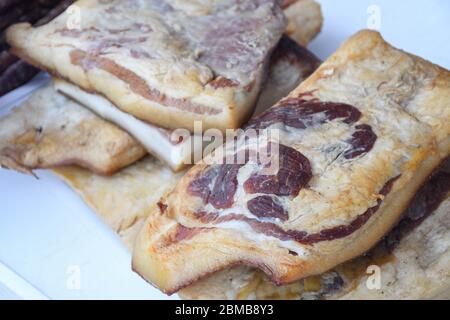 Spécialité roumaine traditionnelle du ventre de porc salé appelée slanina, sur le comptoir pendant le marché agricole ou la foire de campagne Banque D'Images