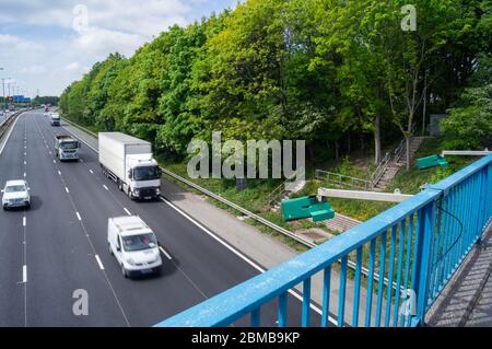 ANPR caméras sur le pont d'autoroute pointant sur la circulation autoroutes agence caméras vert logement surveillance de la circulation Royaume-Uni Angleterre route 16 M60 Banque D'Images