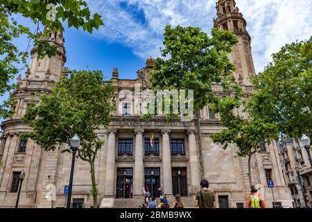 Barcelone, Espagne. 8 mai 2020. Foule attendant dans la file d'attente au bureau de poste principal de Barcelone pendant le confinement de Covid Banque D'Images
