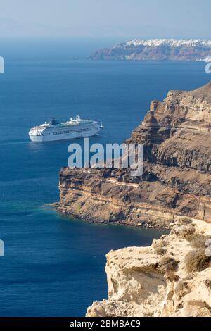 Falaises abruptes de la caldeira Fira avec bateau de croisière sur l'eau, Santorin, Grèce Banque D'Images