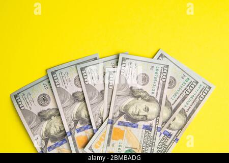 Cent billets de dollars sur fond coloré vue du dessus, avec un emplacement vide pour votre texte business Money concept, argent US dollar cash sur jaune Banque D'Images