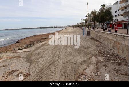 06 mai 2020, Espagne, son Servera-Sant Llorenc des Cardessar: Les gens marchent le long de la promenade à côté de la plage vide de Cala Millor. L'absence de touristes est perceptible sur les plages de Majorque. Photo: Clara Margais/dpa Banque D'Images