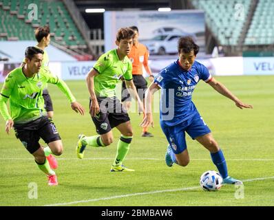Jeonju, Corée du Sud. 8 mai 2020. Yeom Ki-hun (1er R) de Suwon Samsung Bluewings participe au premier match de la saison 2020 de la K League 1 de Corée du Sud, au stade de la coupe du monde de Jeonju à Jeonju, en Corée du Sud, le 8 mai 2020. La K League 1, la ligue de football sud-coréenne de premier rang, a commencé sa saison reportée vendredi avec le match entre Jeonbuk Hyundai Motors et Suwon Samsung Bluewings à Jeonju, en Corée du Sud. Crédit : Lee sang-ho/Xinhua/Alamy Live News Banque D'Images