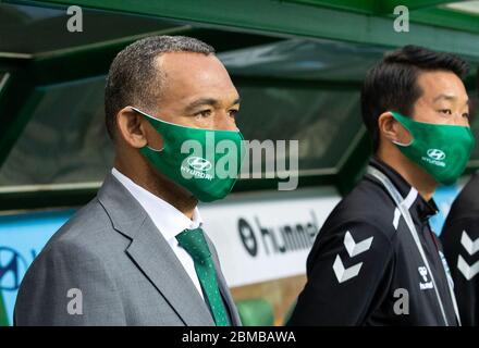Jeonju, Corée du Sud. 8 mai 2020. Jose Morais (L), entraîneur en chef de Jeonbuk Hyundai Motors, regarde pendant le premier match de la saison 2020 de la K League en Corée du Sud, au stade de la coupe du monde de Jeonju à Jeonju, en Corée du Sud, le 8 mai 2020. La K League 1, la ligue de football sud-coréenne de premier rang, a commencé sa saison reportée vendredi avec le match entre Jeonbuk Hyundai Motors et Suwon Samsung Bluewings à Jeonju, en Corée du Sud. Crédit : Lee sang-ho/Xinhua/Alamy Live News Banque D'Images