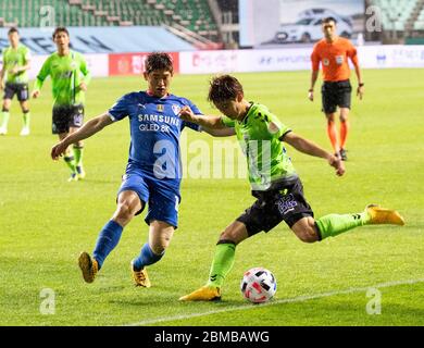 Jeonju, Corée du Sud. 8 mai 2020. Kim Jin-su (avant, droite) de Jeonbuk Hyundai Motors vies avec Jang Ho-IK (avant, gauche) de Suwon Samsung Bluewinings lors du premier match de la saison 2020 de la K League 1 en Corée du Sud, au stade de la coupe du monde de Jeonju à Jeonju, Corée du Sud, le 8 mai 2020. La K League 1, la ligue de football sud-coréenne de premier rang, a commencé sa saison reportée vendredi avec le match entre Jeonbuk Hyundai Motors et Suwon Samsung Bluewings à Jeonju, en Corée du Sud. Crédit : Lee sang-ho/Xinhua/Alamy Live News Banque D'Images