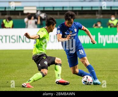 Jeonju, Corée du Sud. 8 mai 2020. Yeom Ki-hun (R) de Suwon Samsung Bluewings participe au premier match de la saison 2020 de la K League 1 de Corée du Sud, au stade de la coupe du monde de Jeonju à Jeonju, en Corée du Sud, le 8 mai 2020. La K League 1, la ligue de football sud-coréenne de premier rang, a commencé sa saison reportée vendredi avec le match entre Jeonbuk Hyundai Motors et Suwon Samsung Bluewings à Jeonju, en Corée du Sud. Crédit : Lee sang-ho/Xinhua/Alamy Live News Banque D'Images
