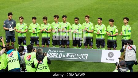 Jeonju, Corée du Sud. 8 mai 2020. Les joueurs de Jeonbuk Hyundai Motors se sont alignés avant le premier match de la saison 2020 de la K League 1 en Corée du Sud, au stade de la coupe du monde de Jeonju, à Jeonju, en Corée du Sud, le 8 mai 2020. La K League 1, la ligue de football sud-coréenne de premier rang, a commencé sa saison reportée vendredi avec le match entre Jeonbuk Hyundai Motors et Suwon Samsung Bluewings à Jeonju, en Corée du Sud. Crédit : Lee sang-ho/Xinhua/Alamy Live News Banque D'Images