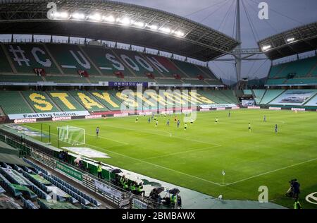 Jeonju, Corée du Sud. 8 mai 2020. Les joueurs participent au premier match de la saison 2020 de la K League 1 en Corée du Sud, au stade de la coupe du monde de Jeonju, à Jeonju, en Corée du Sud, le 8 mai 2020. La K League 1, la ligue de football sud-coréenne de premier rang, a commencé sa saison reportée vendredi avec le match entre Jeonbuk Hyundai Motors et Suwon Samsung Bluewings à Jeonju, en Corée du Sud. Crédit : Lee sang-ho/Xinhua/Alamy Live News Banque D'Images