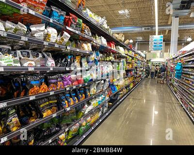 Orlando,FL/USA -5/3/20: L'allée de pommes de terre, de plantains et de manioc d'une épicerie Whole Foods Market à acheter par les consommateurs. Banque D'Images