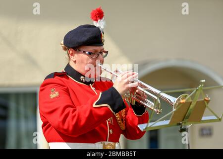 Dudley, Royaume-Uni. 8 mai 2020. Le trompettiste Sam Chater, 35 ans, de la bande du Royal Regiment of Fusiliers, Warwickshire, joue le dernier Post à l'extérieur de sa maison à Dudley, West Midlands, Royaume-Uni. Crédit : Peter Lophan/Alay Live News Banque D'Images