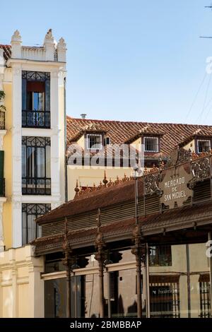 Vue sur la partie supérieure du célèbre Mercado de San Miguel dans le centre-ville. Il s'agit d'un marché couvert construit à l'origine en 1916. C'est le mois Banque D'Images