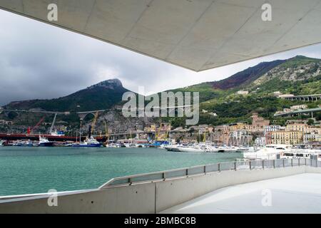 Salerno, Italie, septembre 2017. La nouvelle station maritime conçue par l'archistar Zaha Hadid. Voici une vue de la voûte en béton faisant face au port Banque D'Images