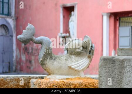 Salerno, Italie. Un point de repère de la ville trouvé dans la rue, la statue en marbre d'un poisson situé dans l'une des belles petites places Banque D'Images