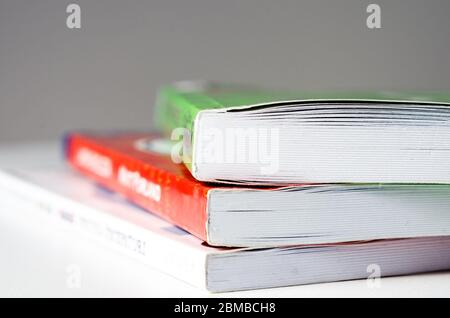 Vue rapprochée de la pile de livres sur la table . Lecture à la maison dans votre temps libre . Banque D'Images