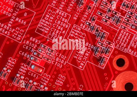 Carte électronique de circuit imprimé en rouge avec composants électroniques vus de dessus Banque D'Images