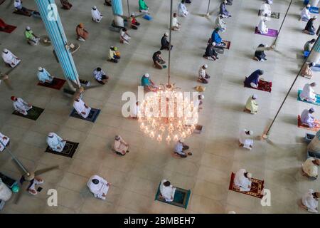 Dhaka, Bangladesh - 08 mai 2020 : maintien des directives de distanciation sociale, les bangladais proposent des prières de Jummah à la mosquée nationale Baitul Mukarram Banque D'Images