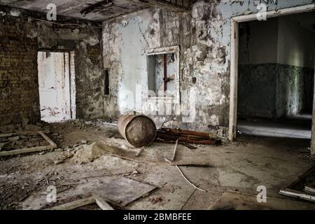 A l'intérieur des ruines altérées de l'école primaire abandonnée numéro 3 à Pripyat, Ukraine, zone d'exclusion de Tchernobyl. Banque D'Images