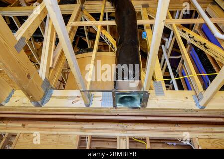 Construction de maison en bois toit dans les systèmes de ventilation de refroidissement d'air sous le toit Banque D'Images