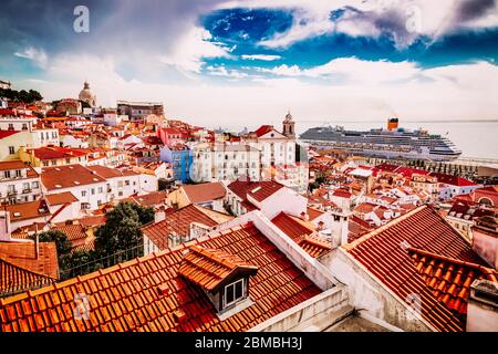 Vieille ville d'Alfama vue depuis le point d'observation Miradouro das Portas do sol à Lisbonne, Portugal Banque D'Images