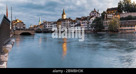 Rivière Limmat avec Fraumunster et église Saint-Pierre le matin dans la vieille ville de Zurich, la plus grande ville de Suisse Banque D'Images