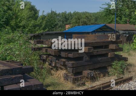 un dernier parc et des trains abandonnés sur le paysage vert Banque D'Images
