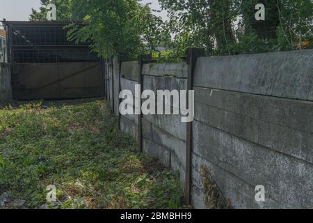 un dernier parc et des trains abandonnés sur le paysage vert Banque D'Images
