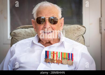 Plus, Cambridgeshire, Royaume-Uni. 8 mai 2020. Cyril Cook, ancien combattant de la Seconde Guerre mondiale, aime une fête dans son jardin à la maison pour célébrer le 75e anniversaire de la Journée mondiale. Âgé de 98 ans, il a été un soldat du Royal Electrical and Mechanical Engineers. Il a reçu une peste et un certificat de la branche locale de la Légion britannique et a été rejoint par des membres de sa famille. Crédit : Julian Eales/Alay Live News Banque D'Images