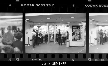 Signature du record oasis à la Virgin Megastore, Oxford Street, Londres avant la sortie de certainement peut-être. 29 août 1994 photographié par James Boardman. Banque D'Images