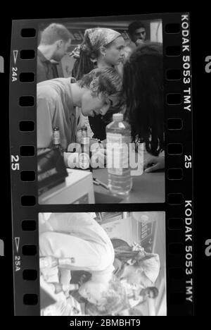 Signature du record oasis à la Virgin Megastore, Oxford Street, Londres avant la sortie de certainement peut-être. 29 août 1994 photographié par James Boardman. Banque D'Images