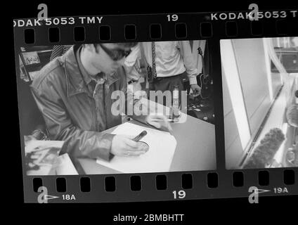 Signature du record oasis à la Virgin Megastore, Oxford Street, Londres avant la sortie de certainement peut-être. 29 août 1994 photographié par James Boardman. Banque D'Images